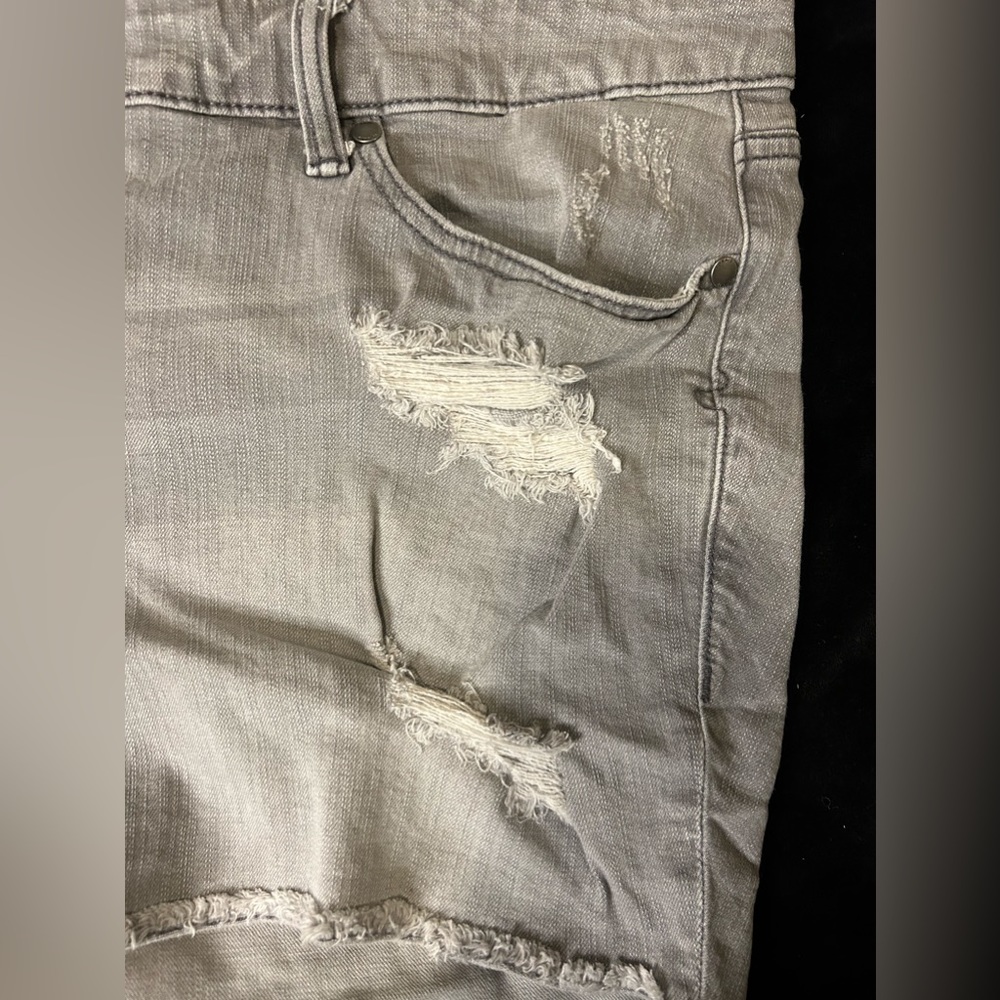 Light grey distressed jean shorts - Picture 3 of 5
